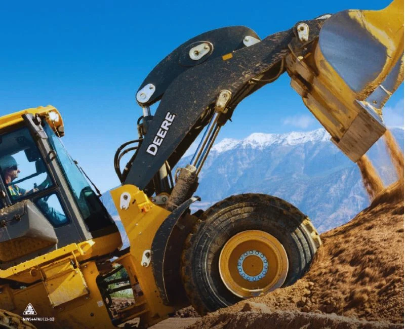 Cargador 544P John Deere. Maquinaria pesada que requiere uso de licencia.